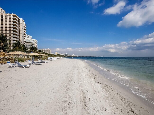 Foto del edificio - 1111 Crandon Blvd