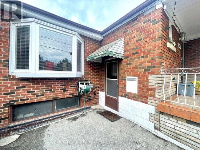 Photo du bâtiment - 886 Danforth Ave