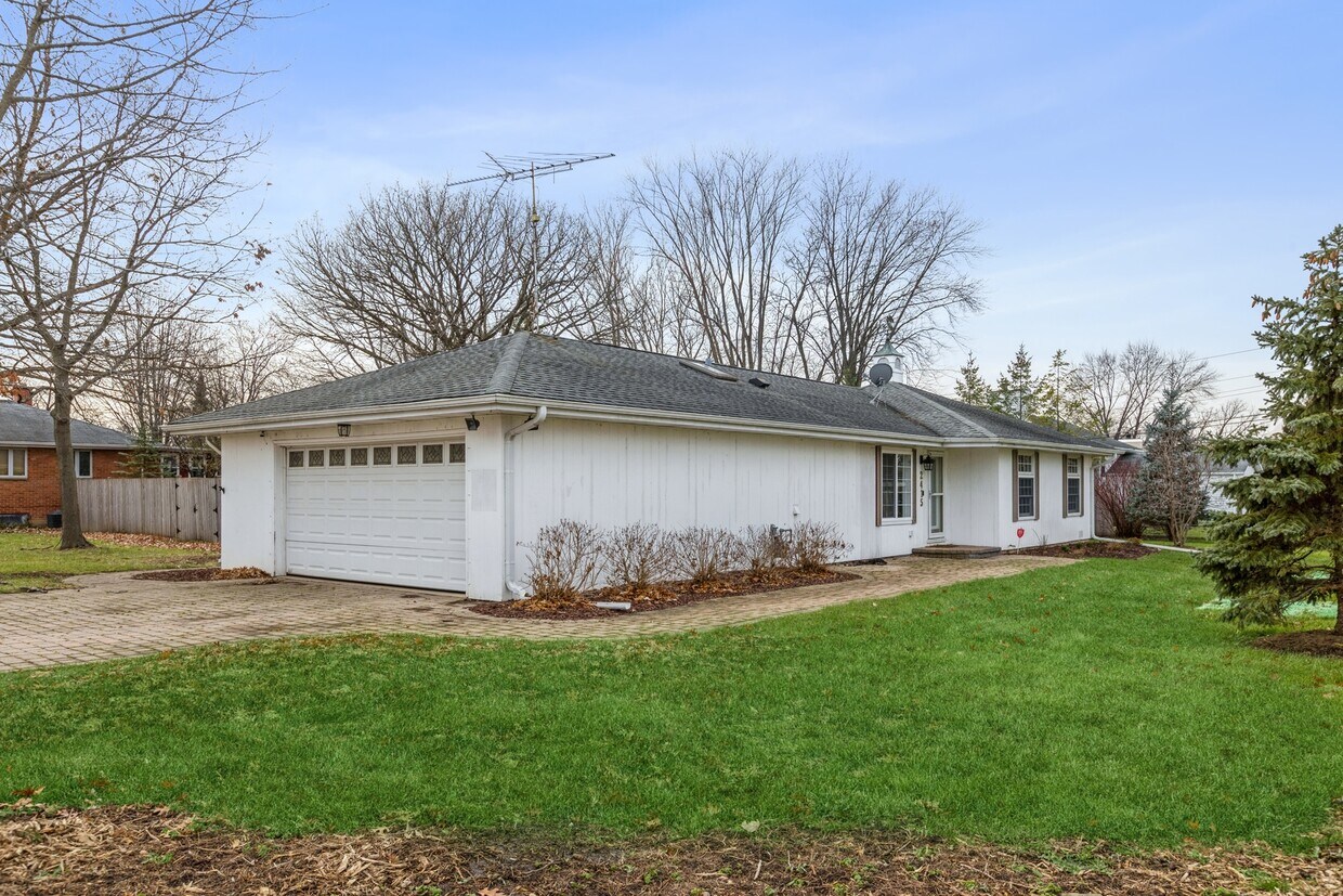 Primary Photo - 2415 Plum Tree Rd