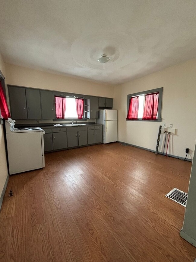 Building Photo - Super Cute 2 Bedroom 1 Bath Home