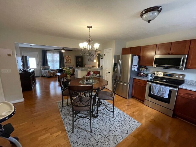 Foto del edificio - Stylish Townhome with 2 Suites, Hardwood Floors, Stainless Steel Appliances, and Granite Countert...