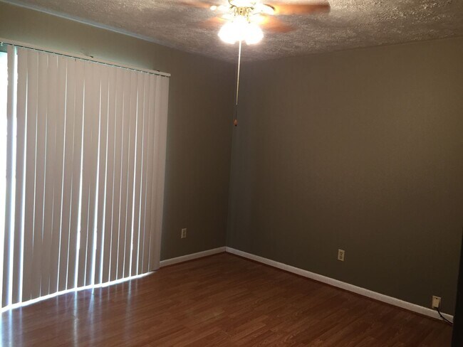 Foto del edificio - 2435-2437 Colgate