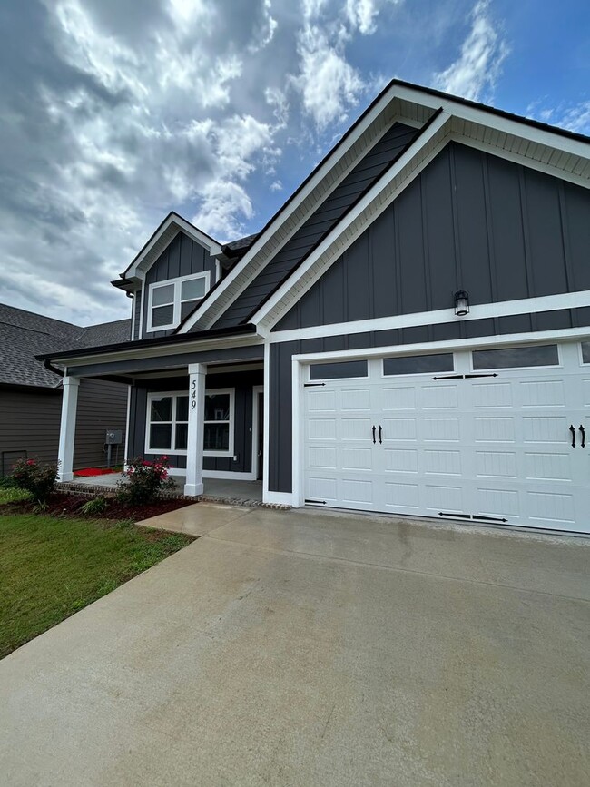 Foto del edificio - Custom 3 Bed, 2.5 Bath, 2 Car Garage Home ...