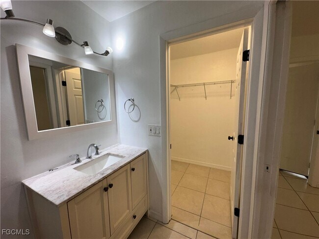 Foto del edificio - 4517 SW Santa Barbara Pl