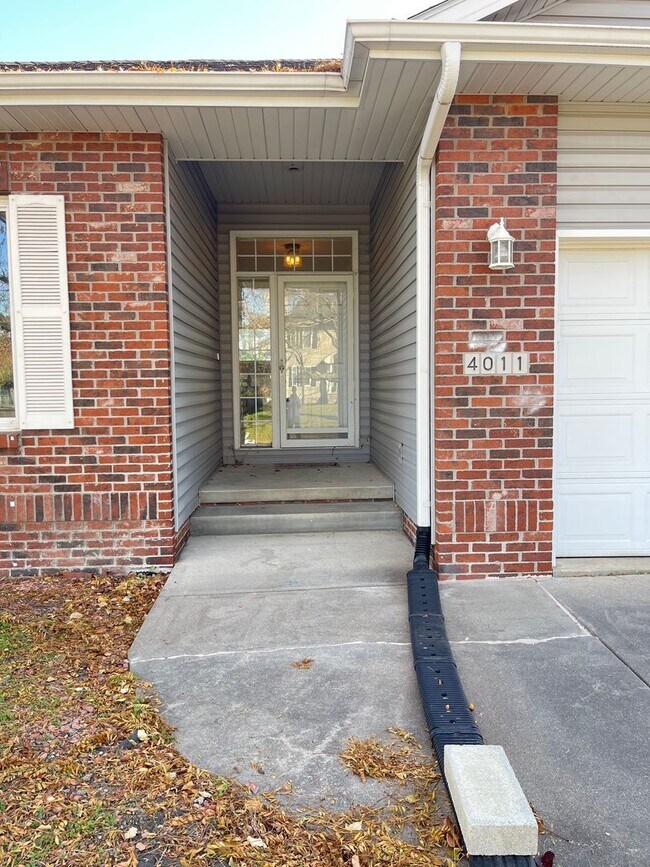 Building Photo - Northwest Omaha Gem: 2,700 Sq Ft, 3-Bedroo...