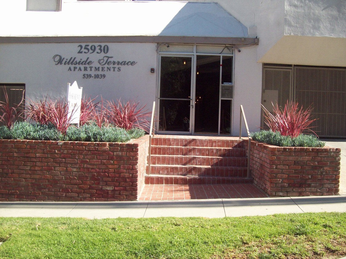 2 Bd + 1 & 1.5 baths T. H. - 25930 Rolling Hills Rd