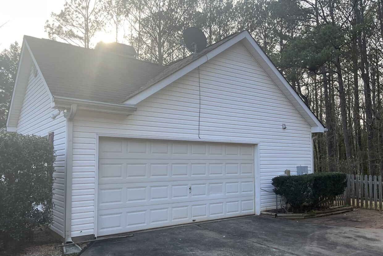 Primary Photo - 50 Paces Landing Ln