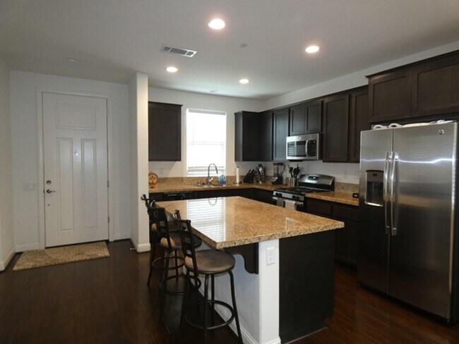 Foto del edificio - Fabulous Newer Home in Gated Santa Maria Community