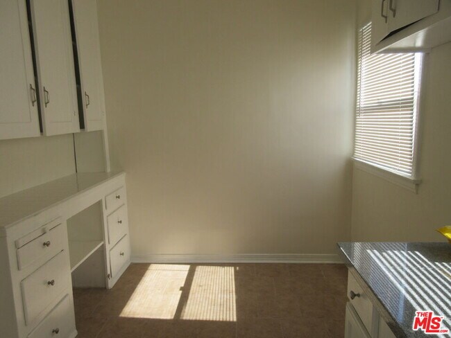 Building Photo - 2534 Vineyard Ave