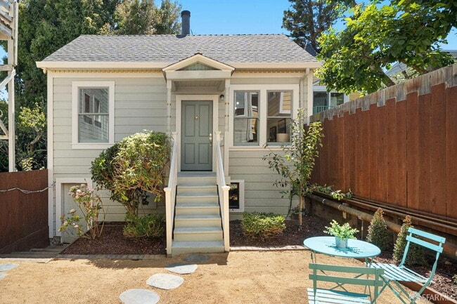 Foto del edificio - "Charming 1-Bedroom Oasis with Pool Access on 29th Street – Fully Furnished & Hardwood Elegance!"