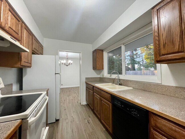 Foto del edificio - Classic 3 Bedroom 1.5 Bathroom Ranch House in Beaverton!! Great Yard! Cedar Hills~Cedar Mill Nort...