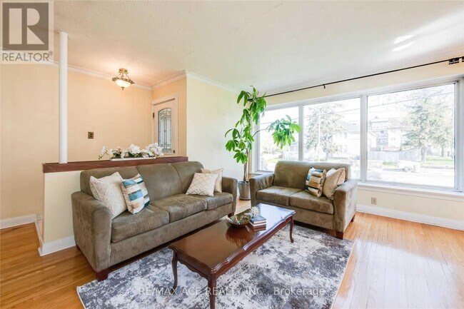 Photo du bâtiment - 3715 St Clair Ave E