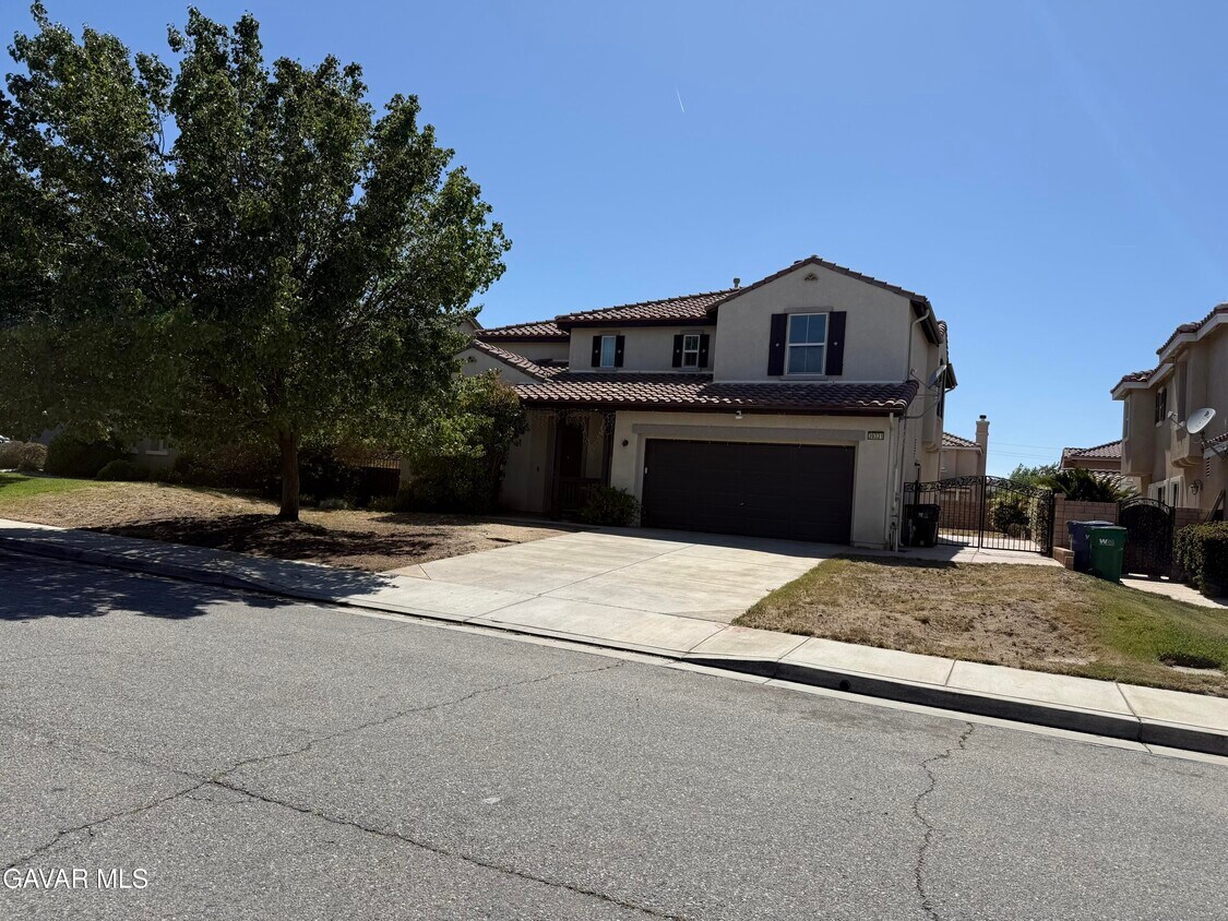 Building Photo - 39331 Desert Lilly Ct