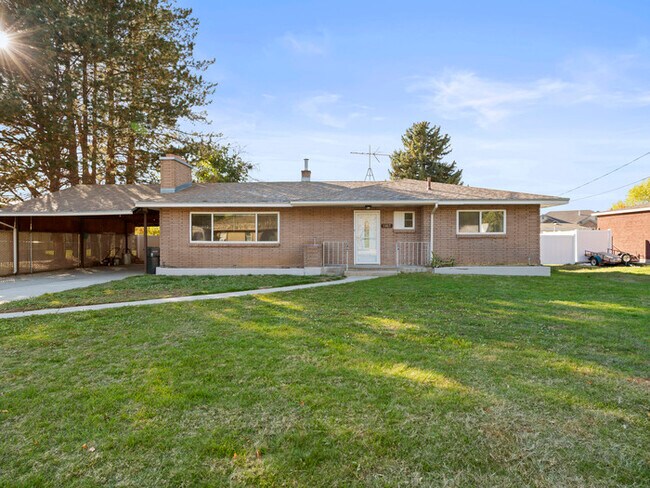 Foto del edificio - Beautiful Mapleton Home with Loads of Storage