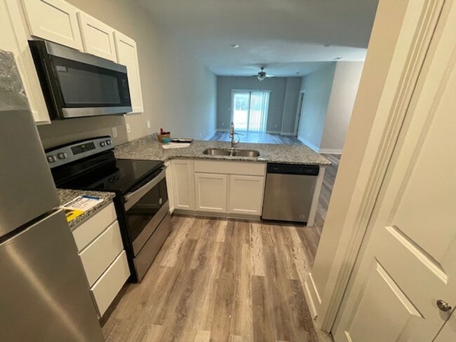 Building Photo - For Rent – Beautiful 3 Bed | 2 Bath Single...