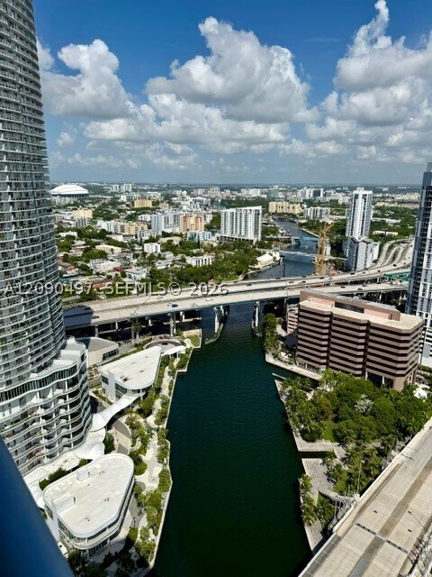 Foto del edificio - 185 SW 7th St