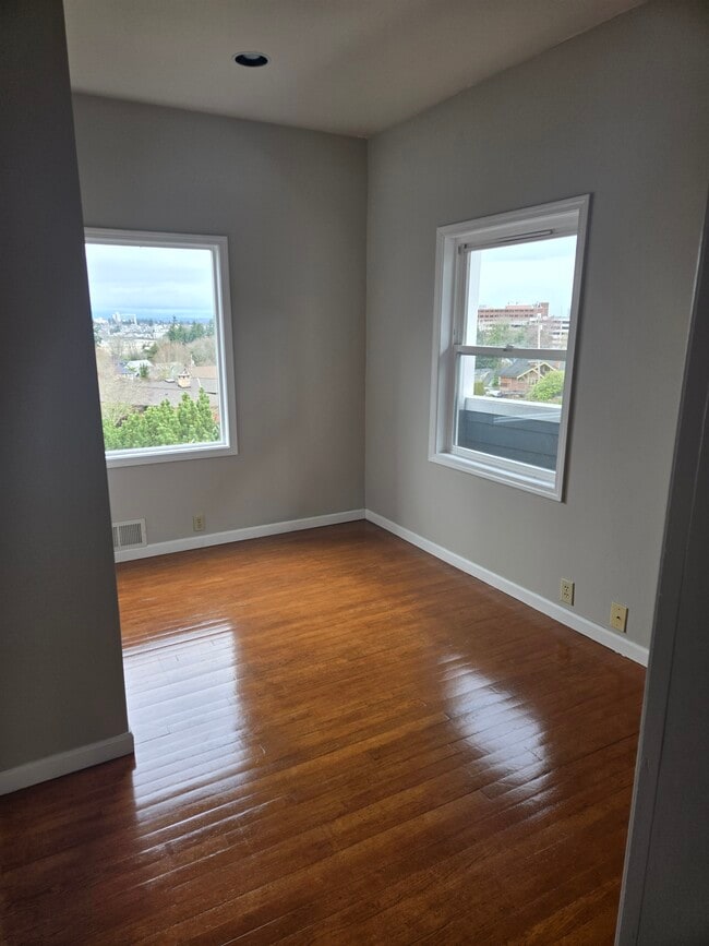 Building Photo - 616 Laurel Dr