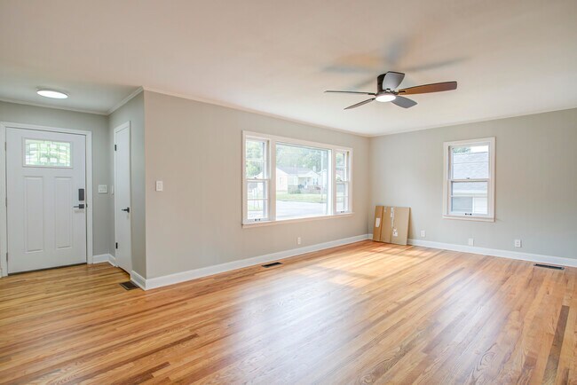 Building Photo - 303 Bettie St