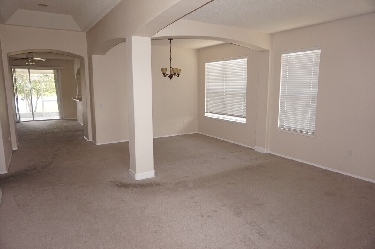 Building Photo - Spacious home in Southchase 4 Bed 3 bath