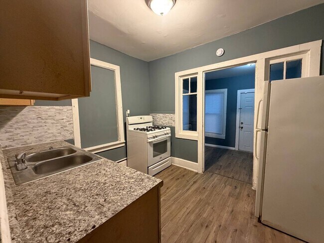 Foto del edificio - 3BR Single-Family Home with Basement & Off-Street Parking