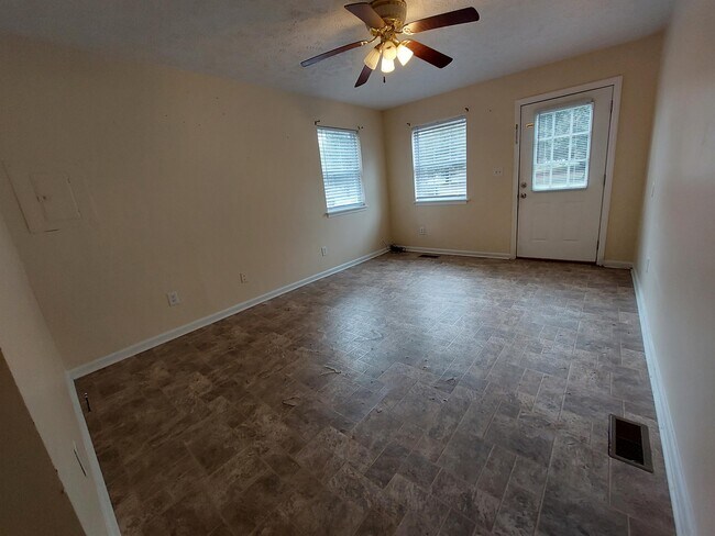 Building Photo - 706 Riverside Dr