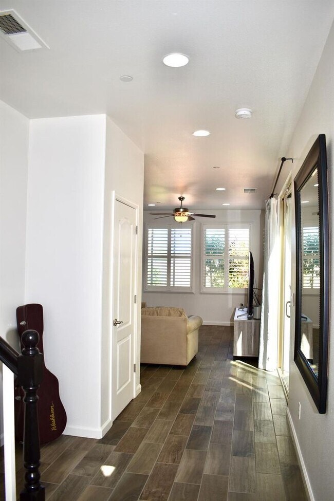 Building Photo - Stunning 3-Bedroom, 2.5-Bathroom Home for ...