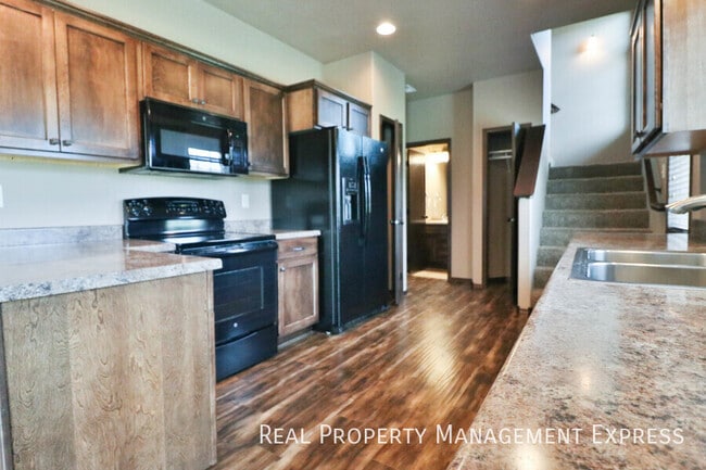 Building Photo - Beautiful 2 Story Townhome with Loads of A...