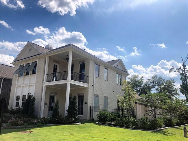 Foto del edificio - 227 Bonnie Ridge Cir