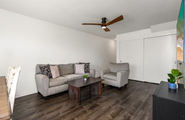 Foto del edificio - Fully Furnished Townhome with Garage, 3 bedroom/2.5 Bathroom at Kamalani Flats