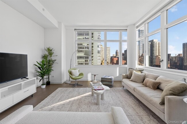 Building Photo - 305 E 51st St