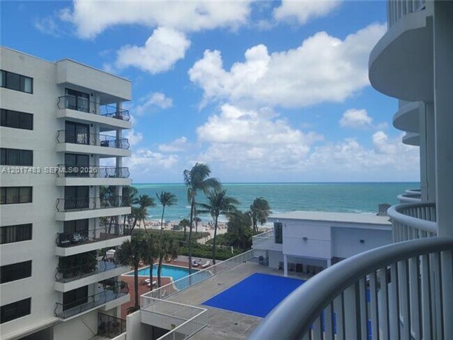 Foto del edificio - 5401 Collins Ave