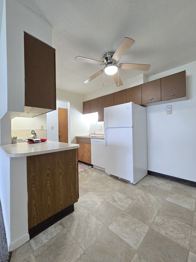 $859, 2 Bed Available Today! - 502 13th St SE