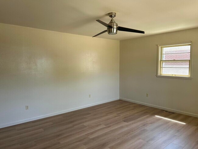 Building Photo - 812 Springmont Dr