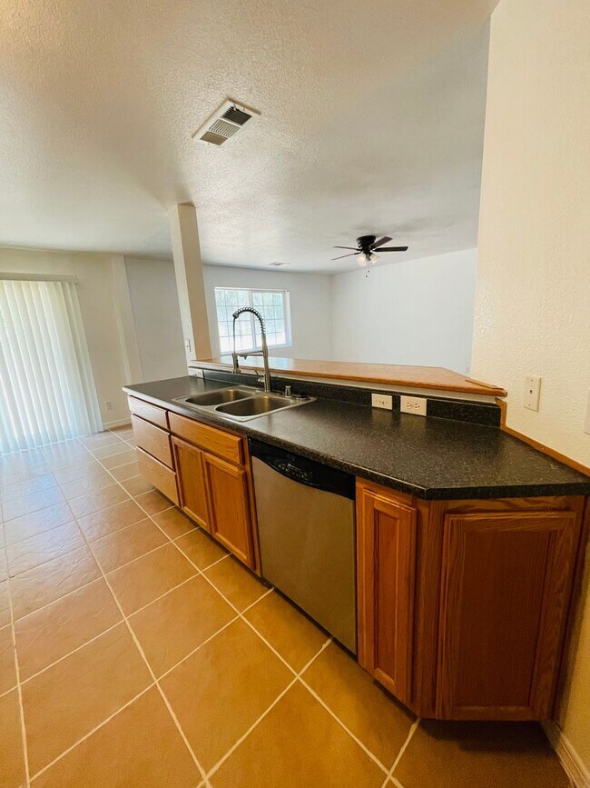 Foto del edificio - $1,795 Belmont & McCall, 2 Bedroom - Belmo...