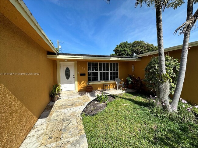 Building Photo - 2706 Nassau Dr