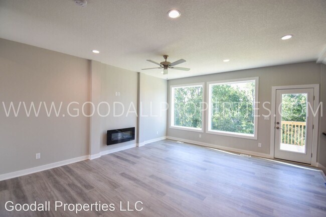 Building Photo - 4 br, 3.5 bath House - 15323 Goldenrod Dr