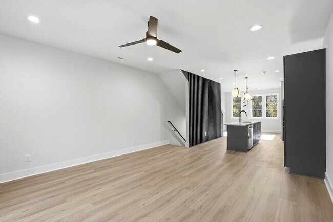 Foto del edificio - Bishop at Briar Creek, an end-unit townhome
