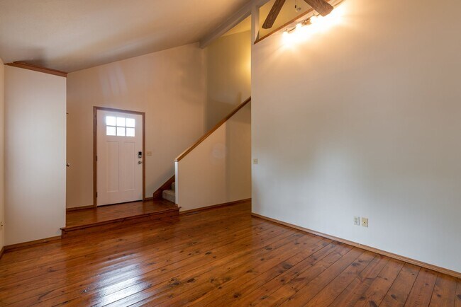 Foto del edificio - Available NOW!