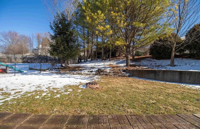 Building Photo - 3 bedroom, 2 bath home: The Highlands!