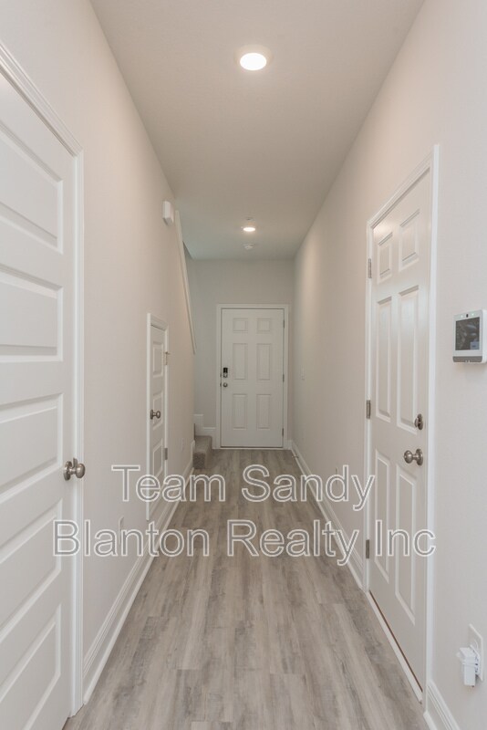 Building Photo - 8706 Meadow Flower Ln
