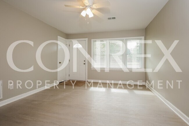 Foto del edificio - Charming 4 Bedroom Brick Bungalow Comes Fu...
