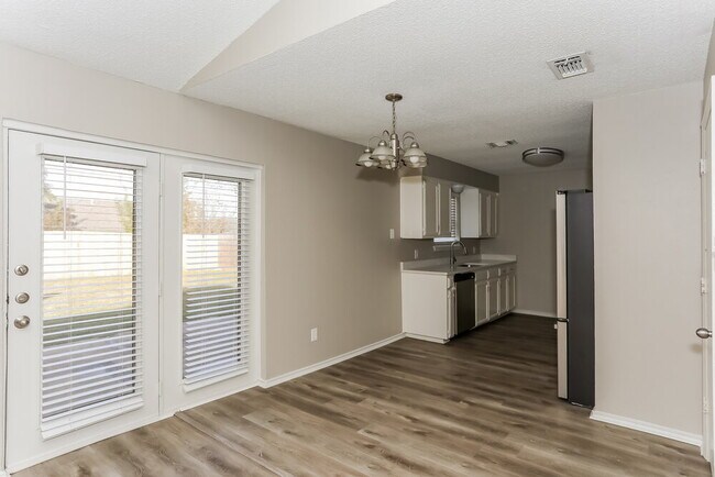 Foto del edificio - 6004 Cool Springs Dr