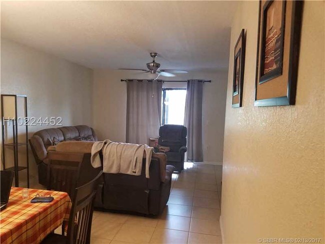 Foto del edificio - 9228 NW 1st St