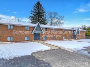 Building Photo - 136 N Lake St