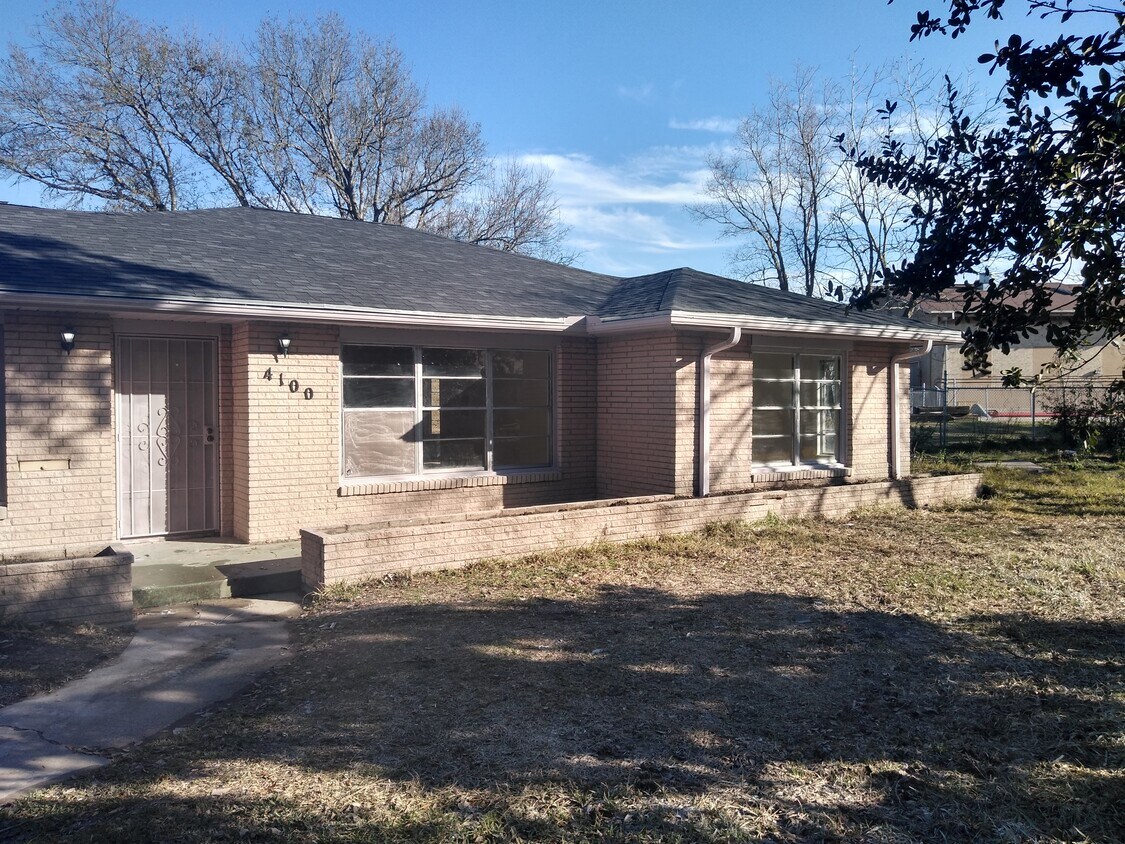 Foto principal - 4100 Lakeshore Dr