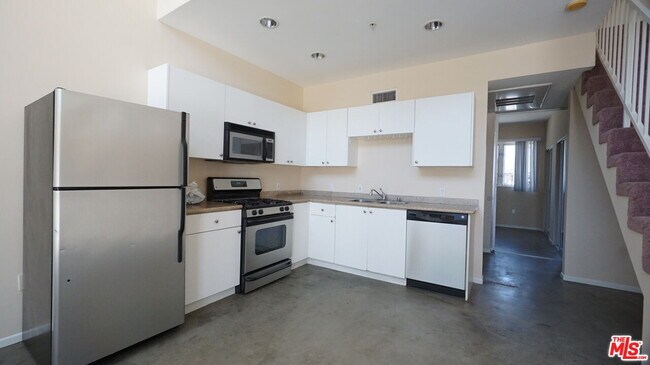 Building Photo - 922 W 23rd St