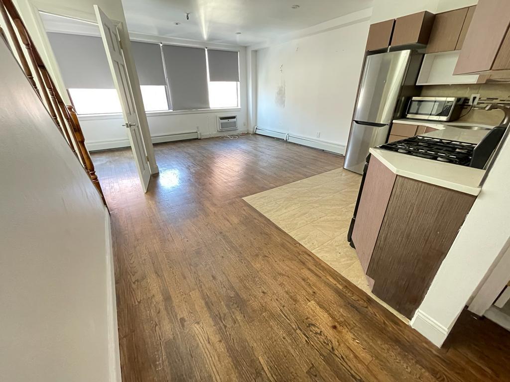 Primary Photo - 1134 1st Ave