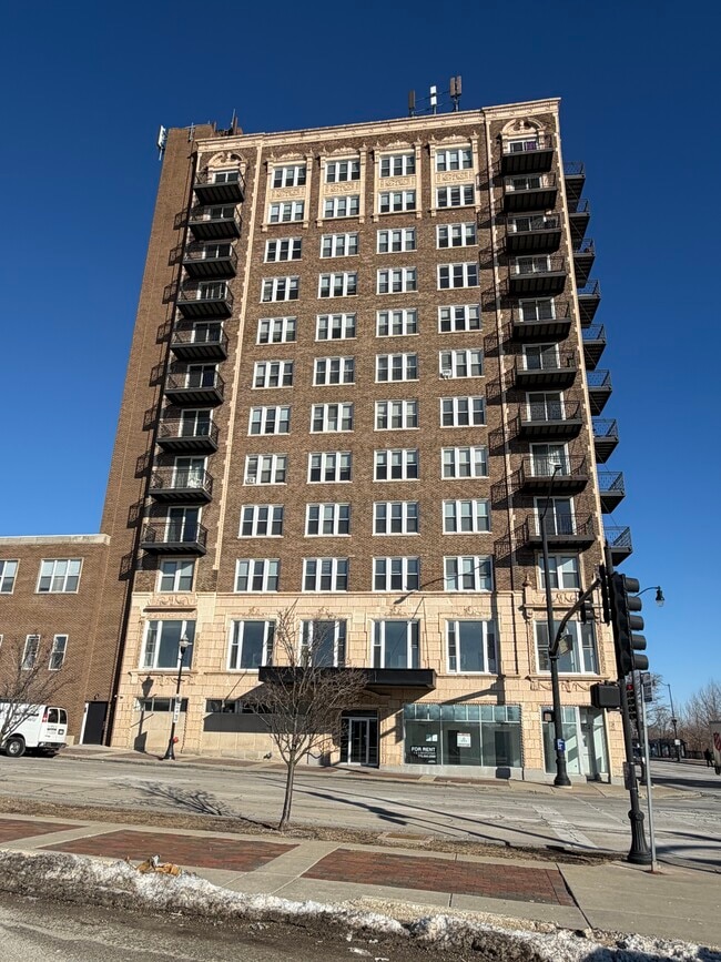 Building Photo - 10 N Sheridan Rd.