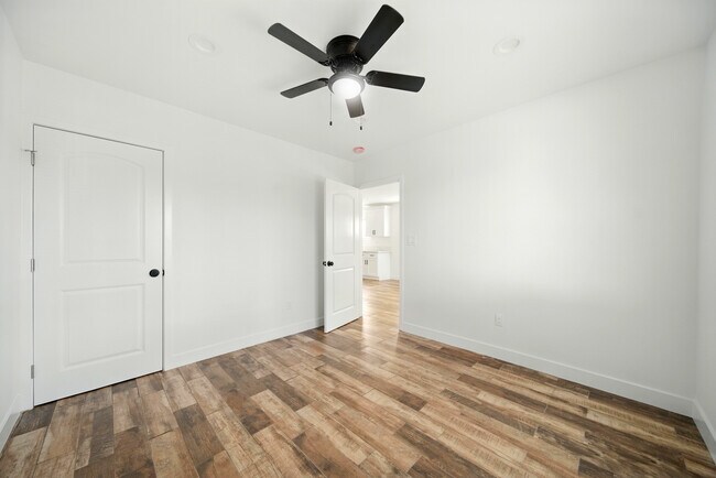 Building Photo - 523 W 78th St