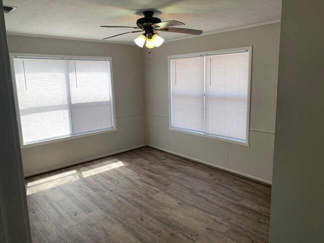 Foto del edificio - 164 S School St